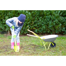 Kinder-Schubkarre mit Gartenwerkzeug grün